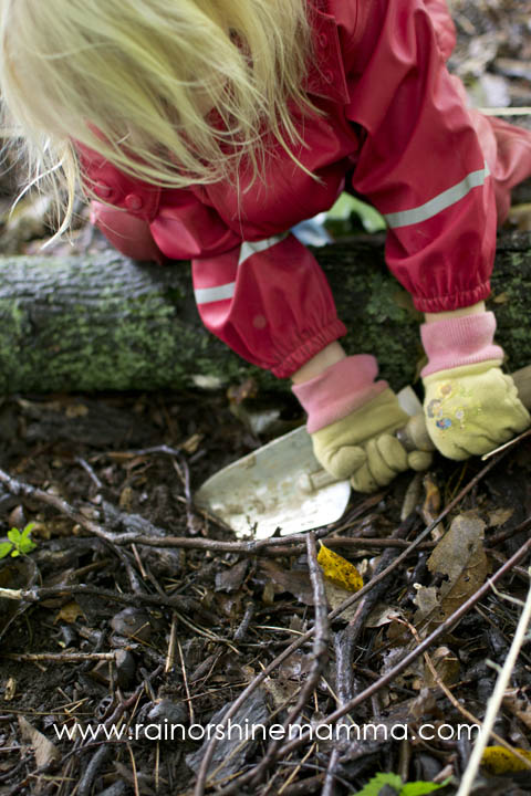 Outdoor Science Activity: Small World Exploration. A forest-school inspired outdoor learning session for preschoolers from Rain or Shine Mamma.