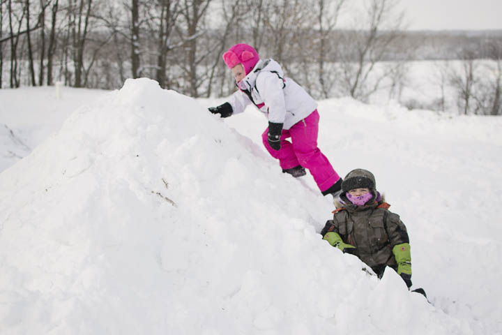 5 Reasons to Let Your Kids Play Outside In (Almost) Any Weather. Outdoor play in rain, wind and snow can be a lot of fun for kids, so why stay inside because of some inclement weather? Don't hibernate in the fall and winter - find some fun outdoor activities to do with your kids instead!