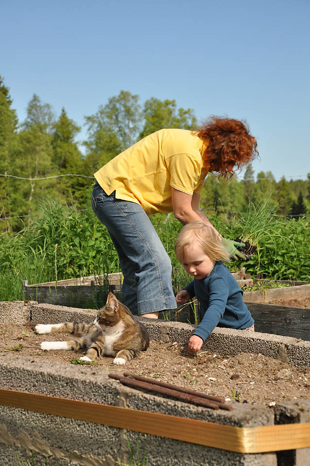 Top 5 Reasons to Garden with Kids - Even if you have a black thumb! Don't give up on gardening with your kids because of your own shortcomings or failures as a gardener. The kids can still reap many benefits from your attempts to grow your own food. Rain or Shine Mamma.