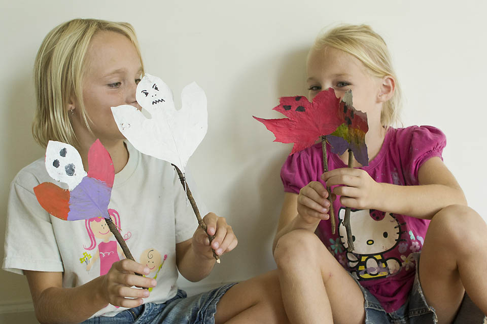 These Leaf Ghost Puppets are a fun Halloween craft for kids and adults alike! An easy to make Halloween nature craft from natural materials. The puppets can be used as DIY Halloween decor or for active play.