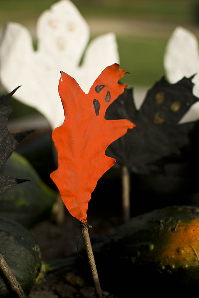 These Leaf Ghost Puppets are a fun Halloween craft for kids and adults alike! An easy to make Halloween nature craft from natural materials. The puppets can be used as DIY Halloween decor or for active play.