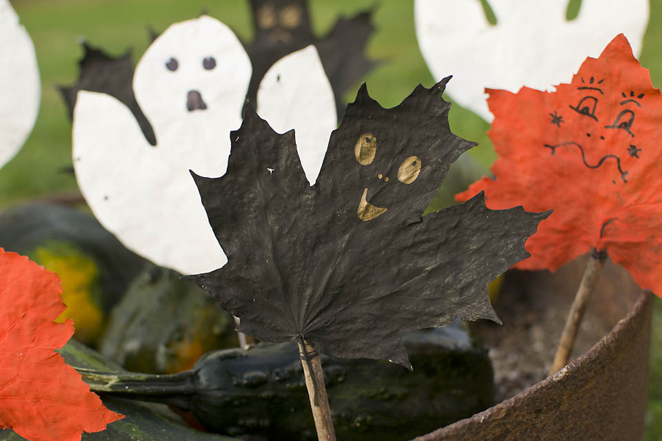 These Leaf Ghost Puppets are a fun Halloween craft for kids and adults alike! An easy to make Halloween nature craft from natural materials. The puppets can be used as DIY Halloween decor or for active play.