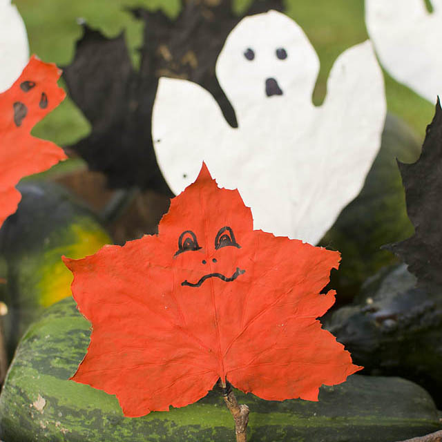 These Leaf Ghost Puppets are a fun Halloween craft for kids and adults alike! An easy to make Halloween nature craft from natural materials. The puppets can be used as DIY Halloween decor or for active play.