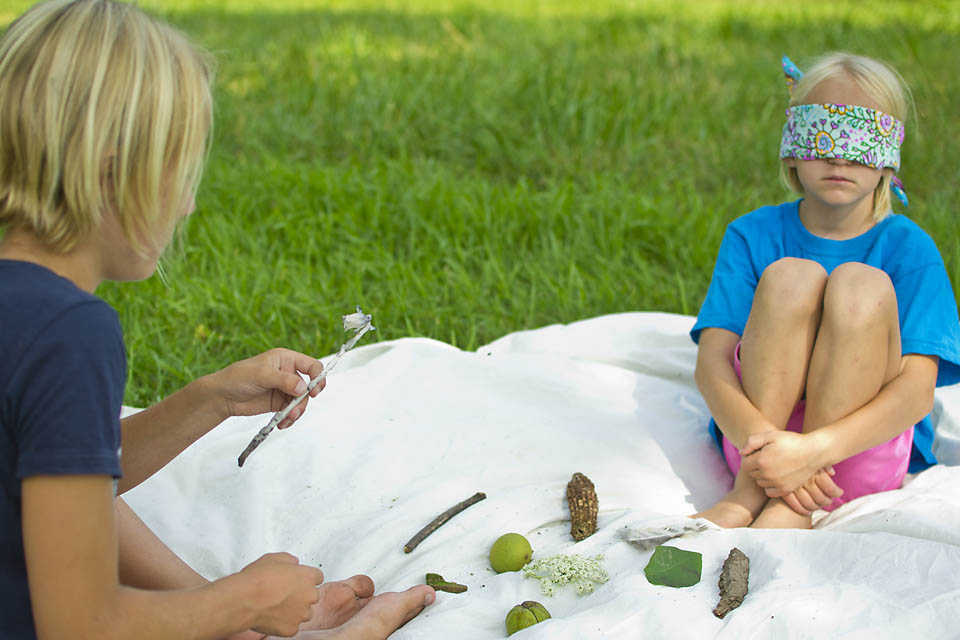 Outdoor Memory Game for Kids. This forest-school inspired nature activity gives your brain a great workout and is fun for kids of all ages; preschoolers, kindergartners and even older children. From Rain or Shine Mamma.