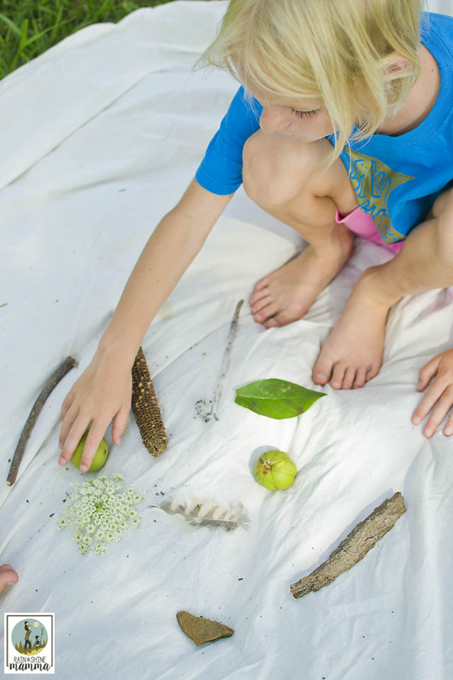 Outdoor Memory Game for Kids. This forest-school inspired nature activity gives your brain a great workout and is fun for kids of all ages; preschoolers, kindergartners and even older children. From Rain or Shine Mamma.